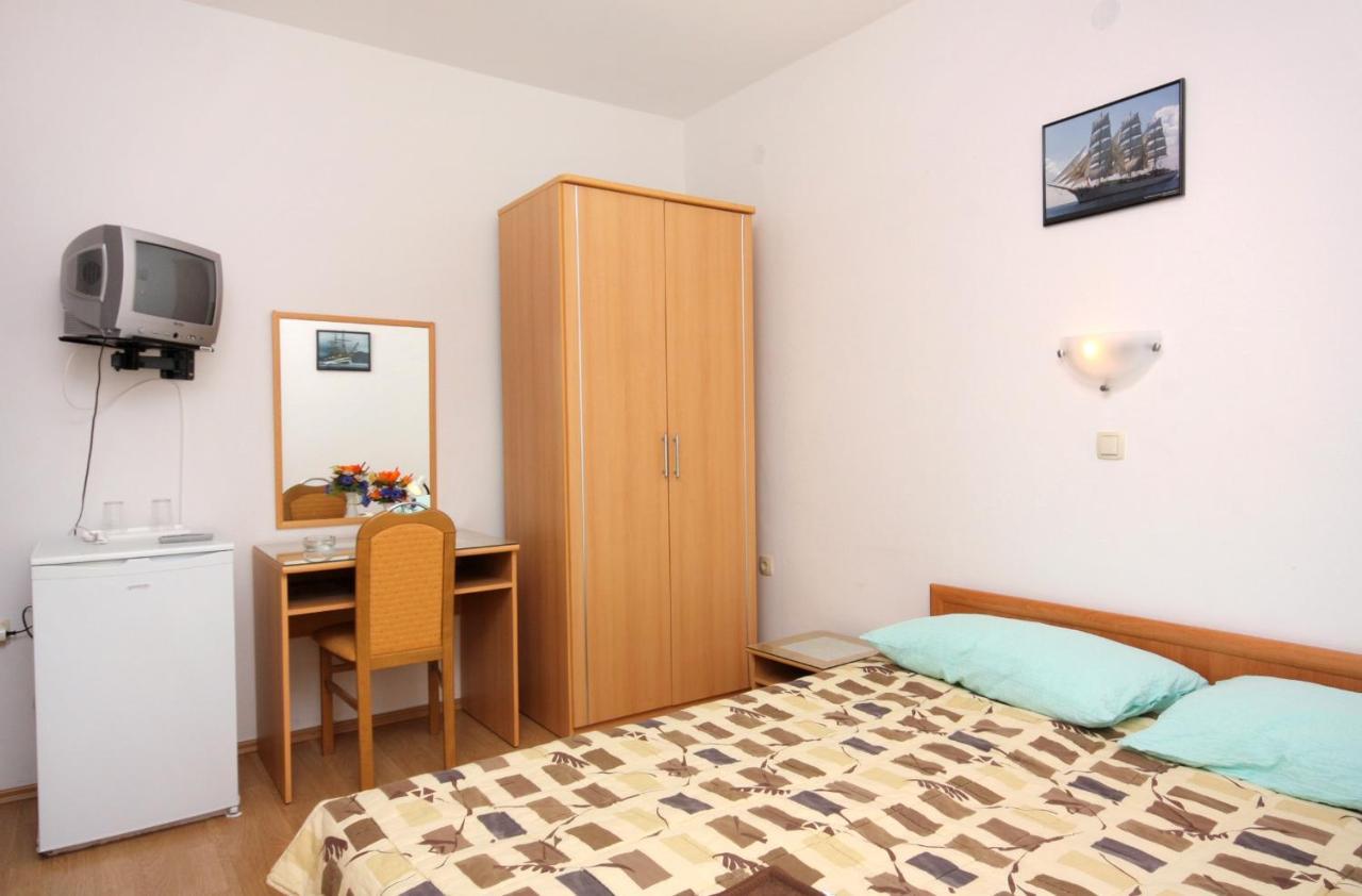 Double Room Vrbnik 5301B Buitenkant foto