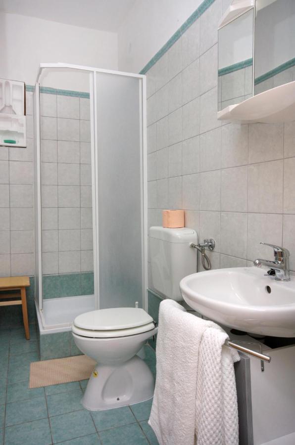 Double Room Vrbnik 5301B Buitenkant foto
